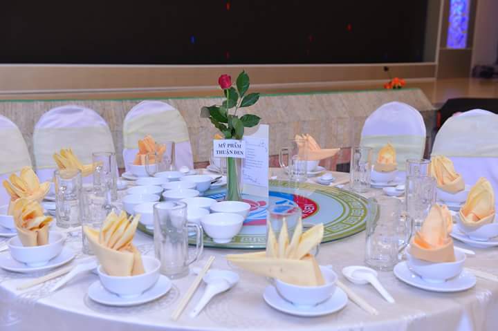 Cho thuê bàn ghế, chén dĩa, khung rạp của tiệc cưới